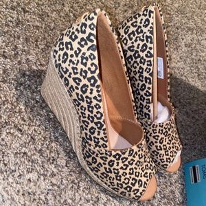 NWT Toms Leopard Wedge Sandals IN BOX SIZE 9